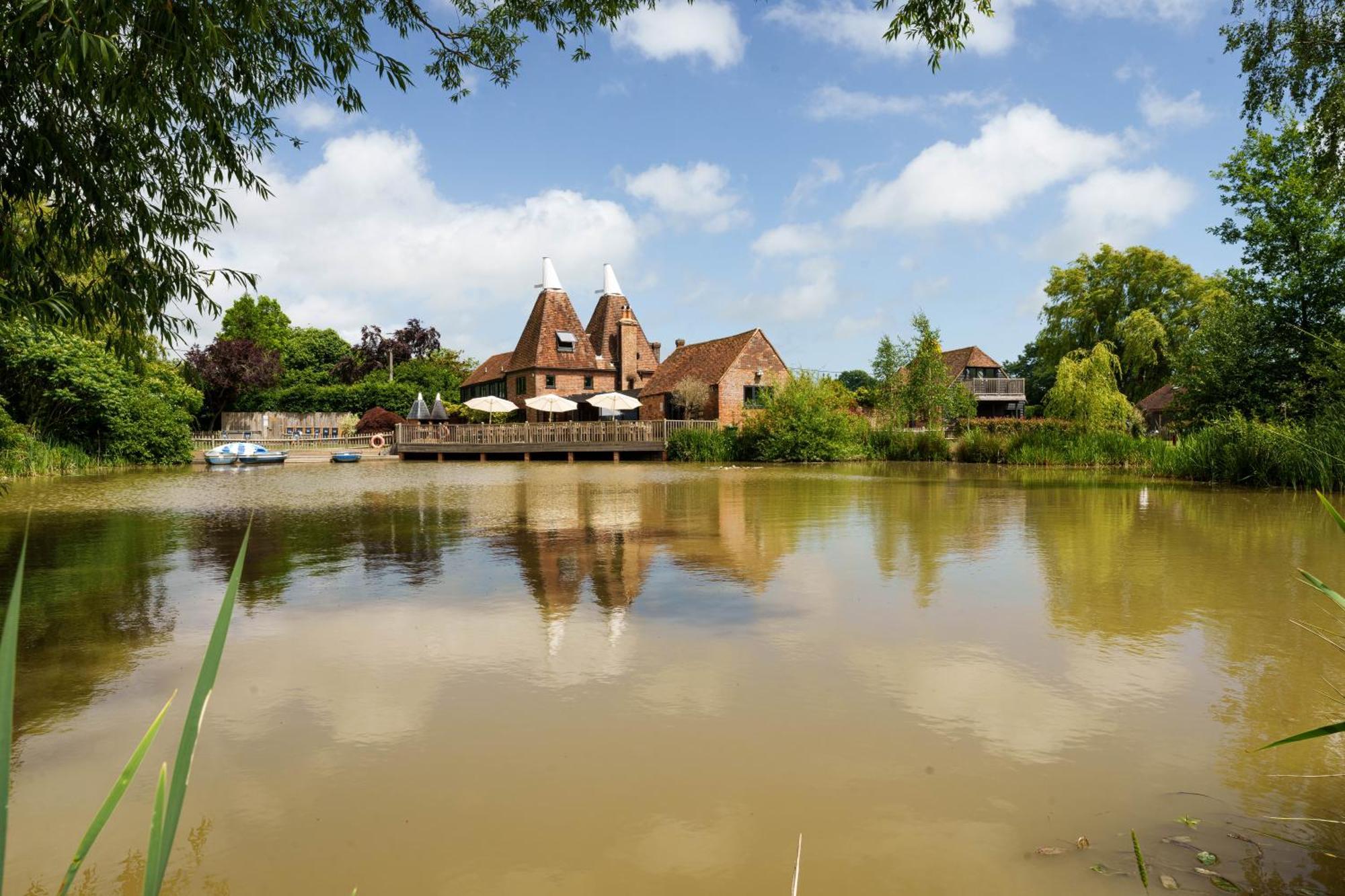 Vineyard Oast Sleeps 25 Villa Wavehorne Exterior photo