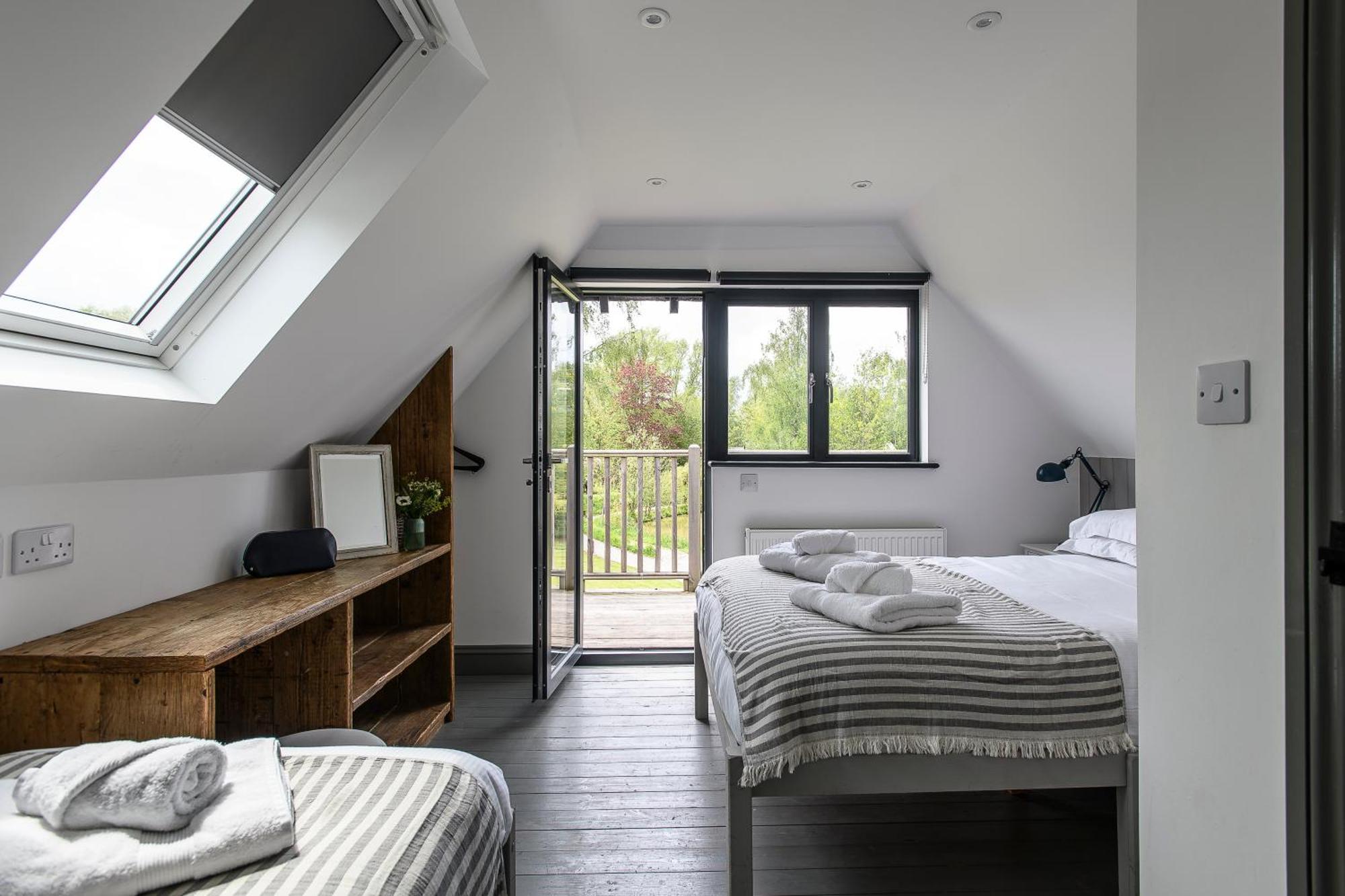 Vineyard Oast Sleeps 25 Villa Wavehorne Exterior photo